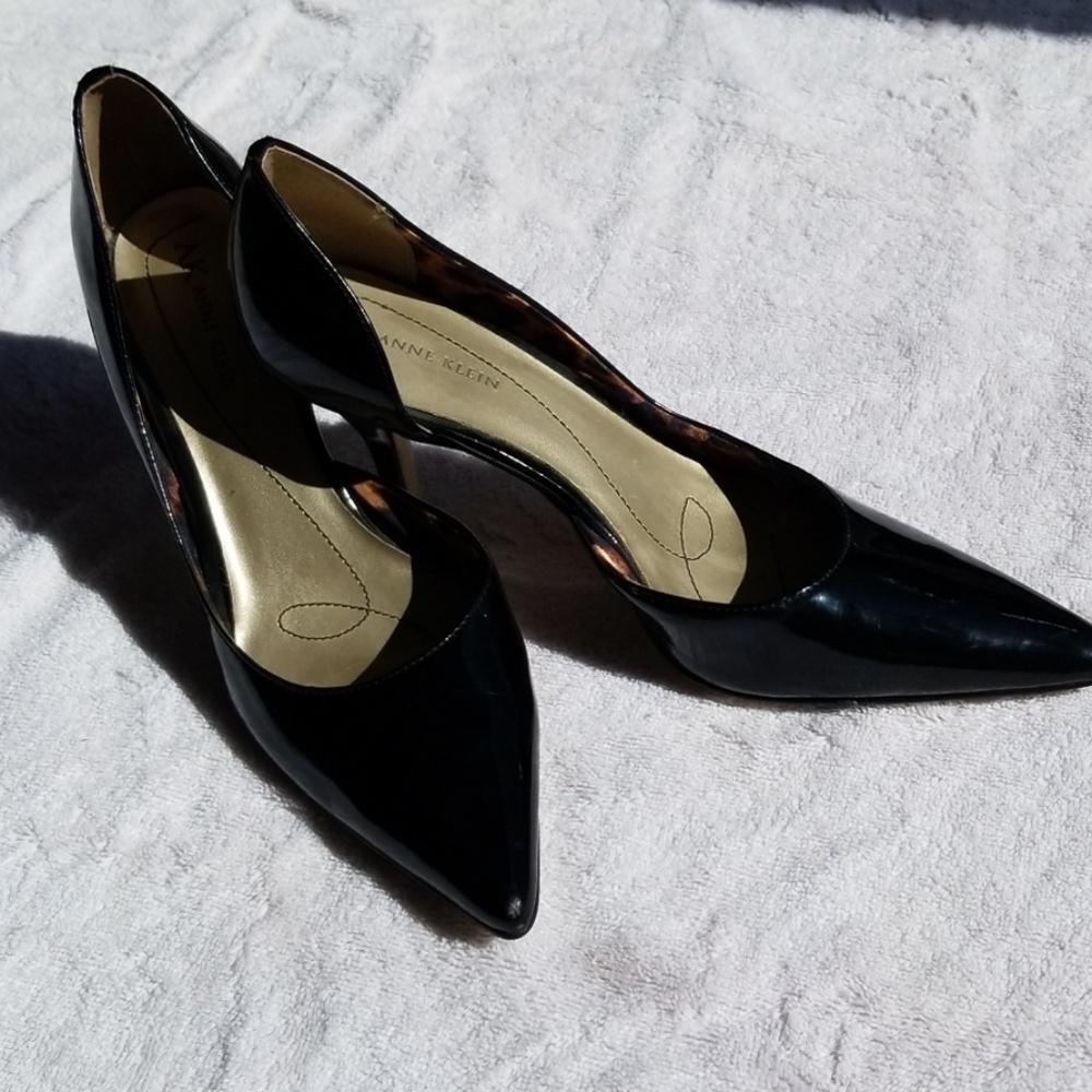 Black pumps